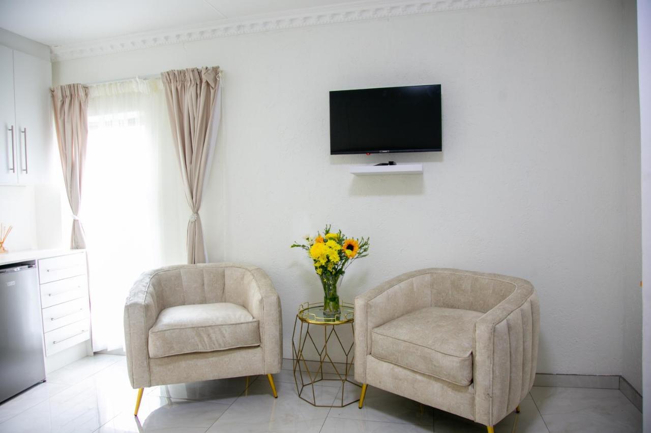 Angelocean Guest House Witbank Bagian luar foto